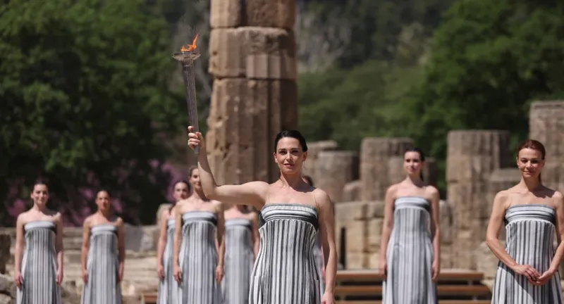 Em cerimônia tradicional, chama foi acesa no Templo de Hera, na Grécia, nessa terça-feira (16)