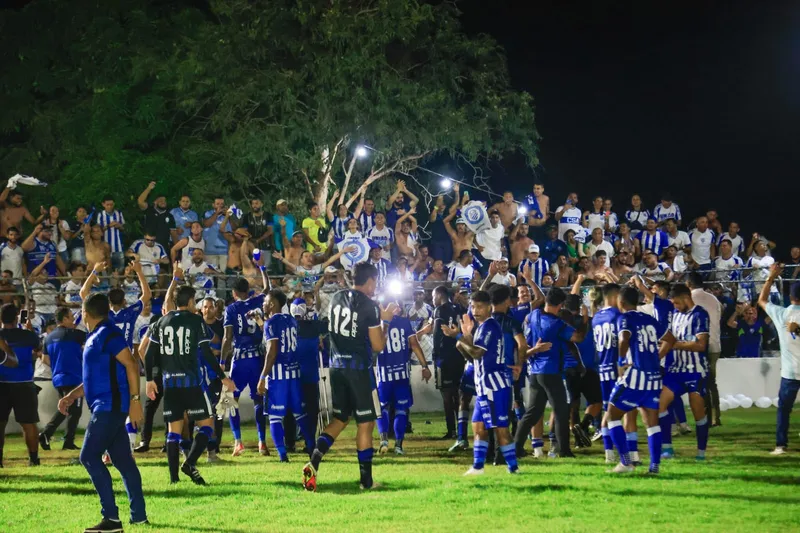 Jogadores do CSA festejam com a torcida o título da Copa Alagoas, após vitória sobre o Penedense