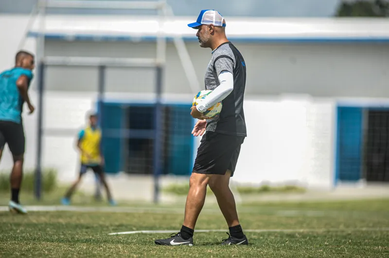 Técnico Cristian de Souza teve dias de paz, mas muita correria para escolher seu time titular