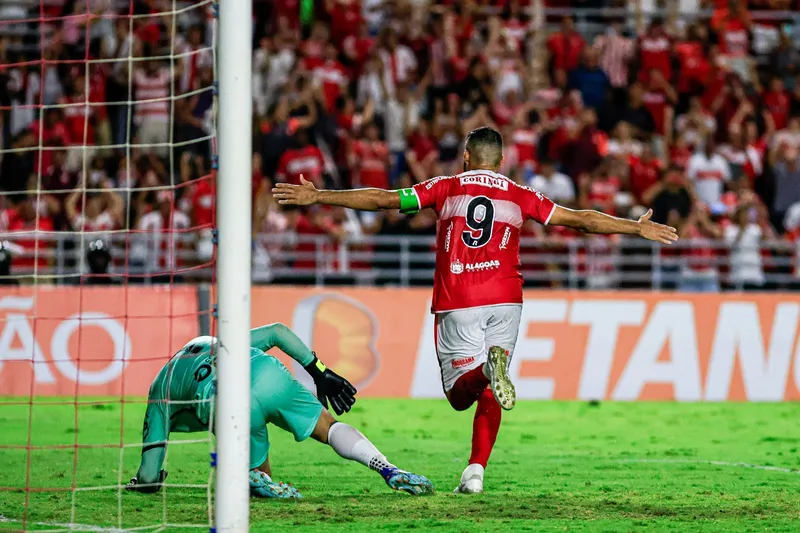 Anselmo Ramon festeja o seu gol, o primeiro do CRB, na partida contra o Altos, pelo Nordestão