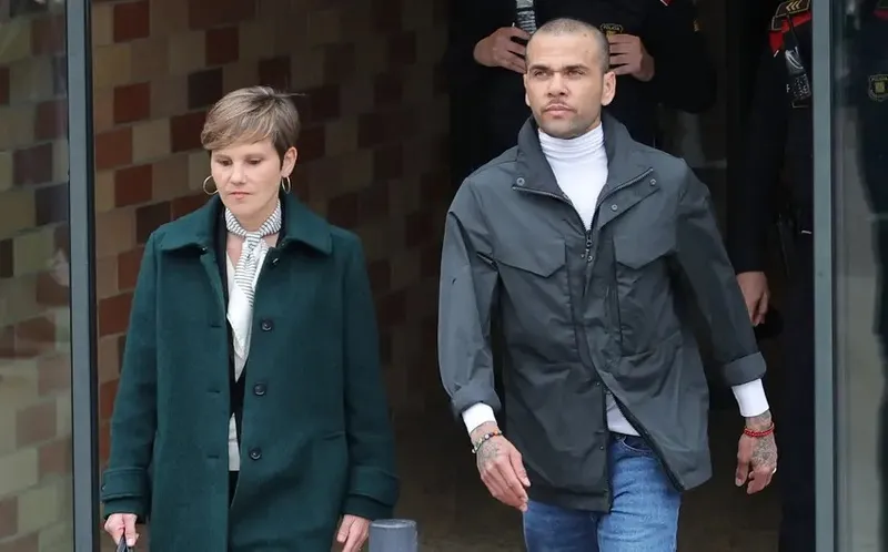Daniel Alves deixou a prisão, nos arredores de Barcelona, ao lado da advogada Inés Guardiola, na tarde dessa segunda-feira (25)