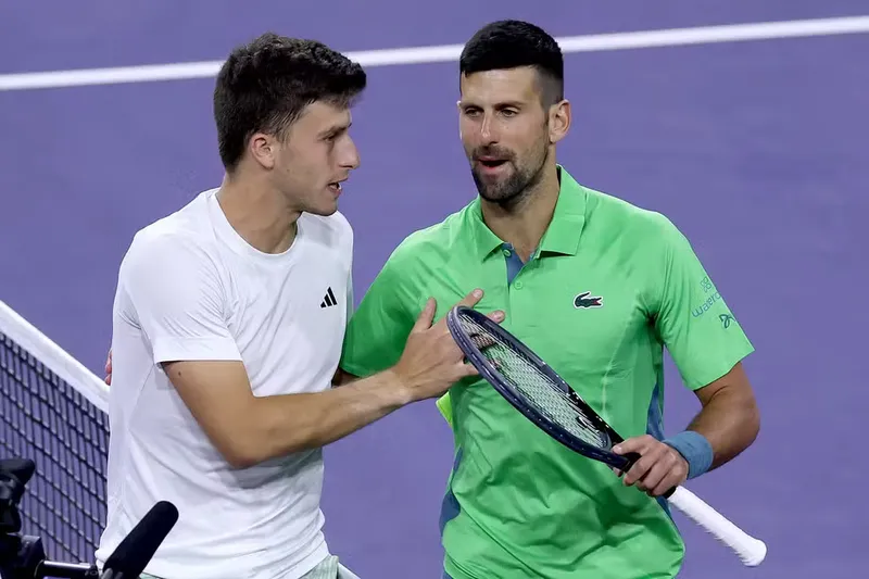 Sérvio Novak Djokovic perdeu para o jovem Luca Nardi, em Indian Wells, nessa terça-feira