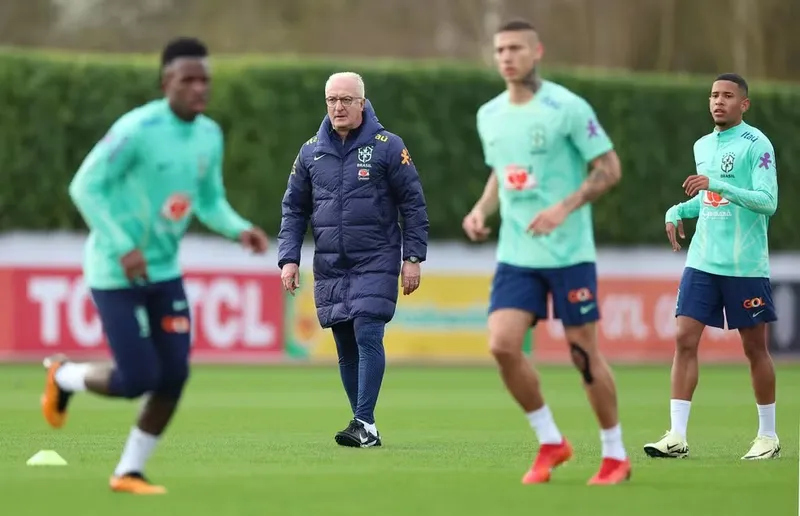 Dorival Júnior, técnico da Seleção, durante treino em Londres