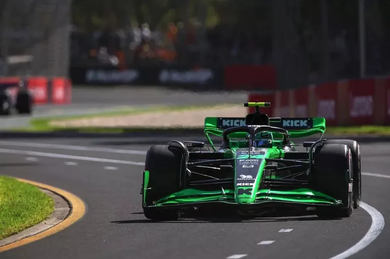 Zhou Guanyu pilotando o Kick Sauber C44 na prova da Austrália