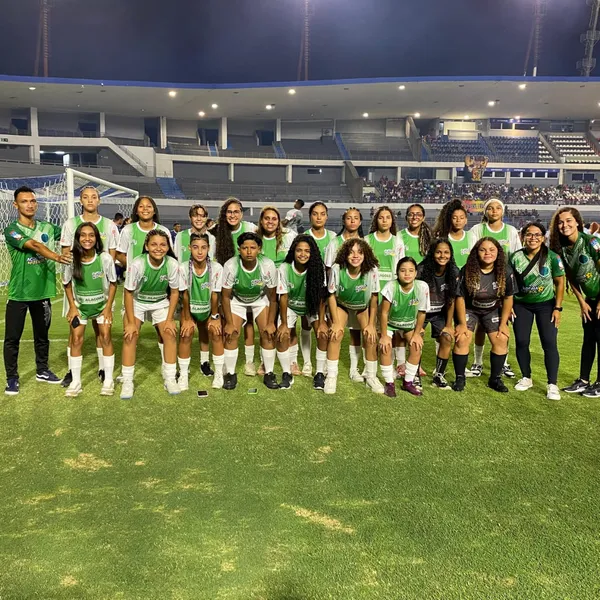 Atletas do projeto ‘Fábrica Coletiva de Talentos no Futebol Feminino’, da Ufal, posam no gramado do Estádio Rei Pelé