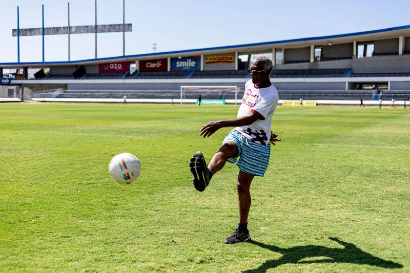 Padre Leonel "em ação" no gramado do Rei Pelé