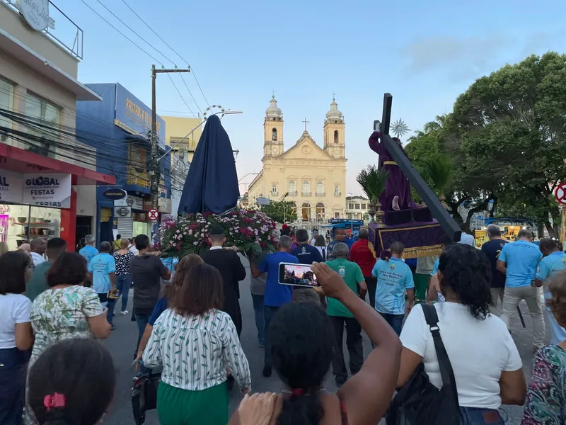 Ao som da matraca, cantos religiosos e orações, os fiéis católicos percorreram as ruas do comércio de Maceió, na última terça (26)
