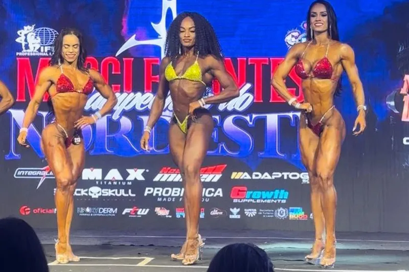 Thaliny (3ª à direita) no pódio em competição de fisiculturismo