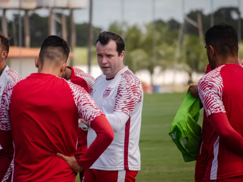 Técnico do Galo, Daniel Paulista não terá muito tempo para preparar sua equipe para o duelo deste sábado (9), no Estádio José Gomes da Costa