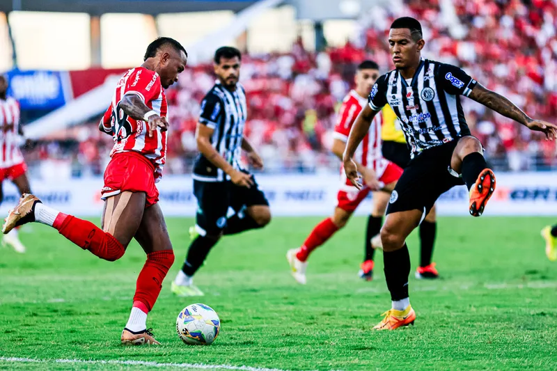 Zagueiro Roni Lobo em ação com a camisa do time alvinegro