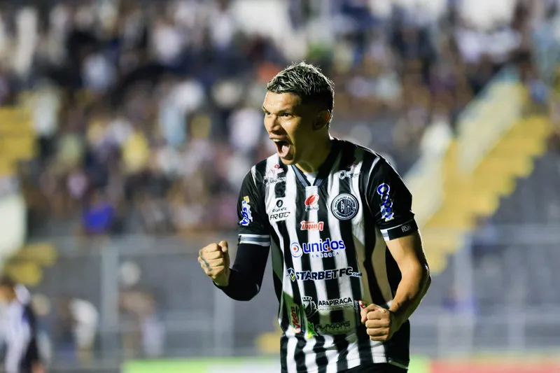 Após idas e vindas no time titular, Júnior Viçosa voltou a ter participação efetiva e marcou na vitória alvinegra dentro de casa