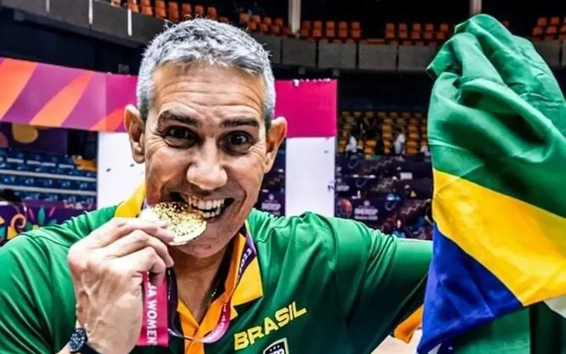 Neto com a medalha da AmeriCup 2023