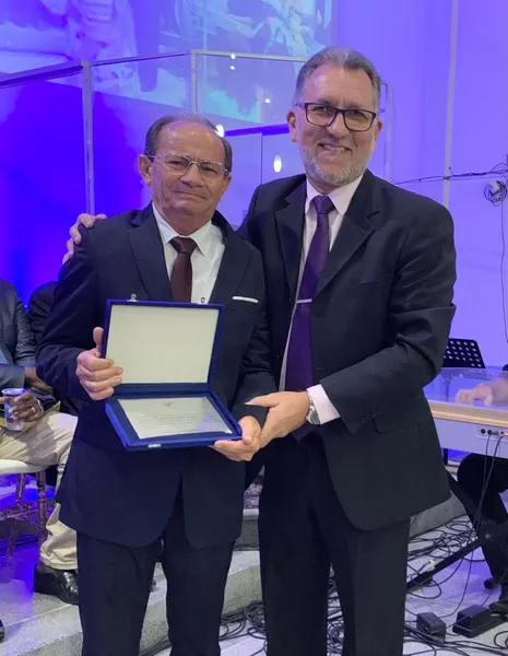 Pastor Pedro Góes (à esq) recebe do presidente da CBAL a placa de reconhecimento por sua atuação à frente da Convenção
