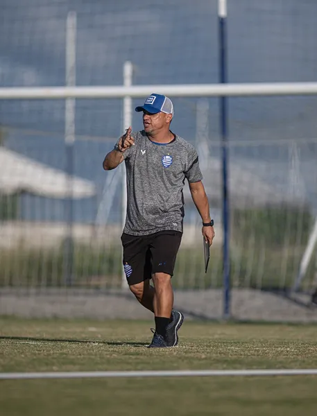 Técnico interino, Bebeto Moraes comandando mais um treino do CSA, visando ao jogo deste sábado, contra o Sampaio Corrêa