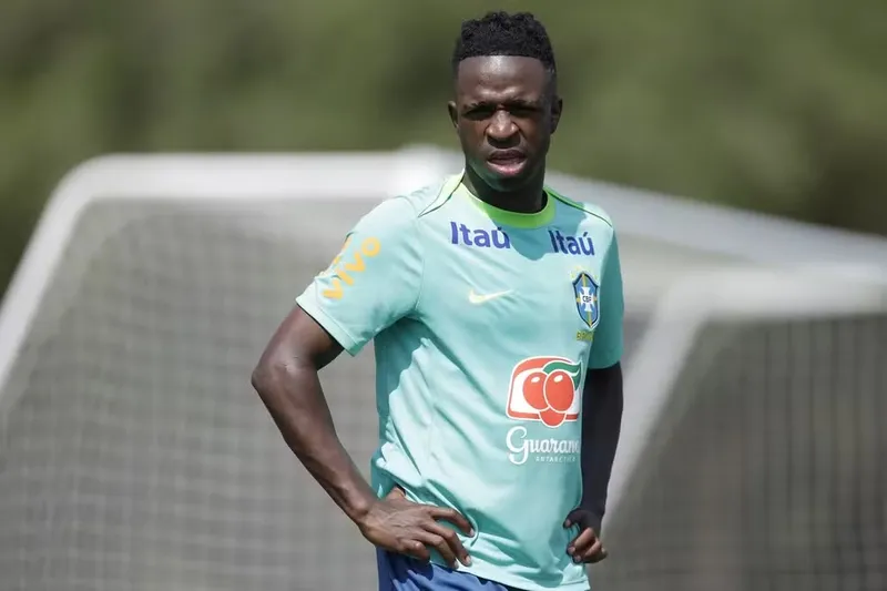 Vini Júnior em treino da Seleção Brasileira: ele deve atuar como titular, nesta quarta-feira (12)