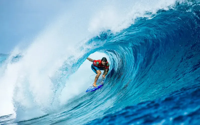 Brasileiro Gabriel Medina nas ondas de Teahuapo'o, no Taiti