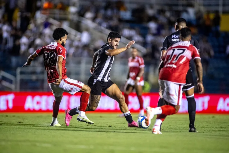 Após a partida pela Copa do Brasil, CRB e Ceará voltaram a se enfrentar, nessa segunda-feira (6), mas desta vez pelo Brasileiro da Série B, e não saíram do empate por 2 a 2, em Fortaleza-CE