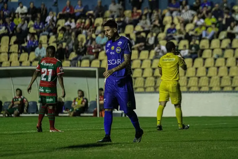 Volante Gustavo Nicola, irmão do cantor MC Daniel, em atuação pelo São José, vai defender o CSA