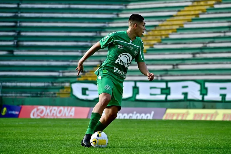 Calebe passou pelas categorias de base do Flamengo e da Chapecoense, antes de chegar ao Cuiabá; atleta já está em Maceió