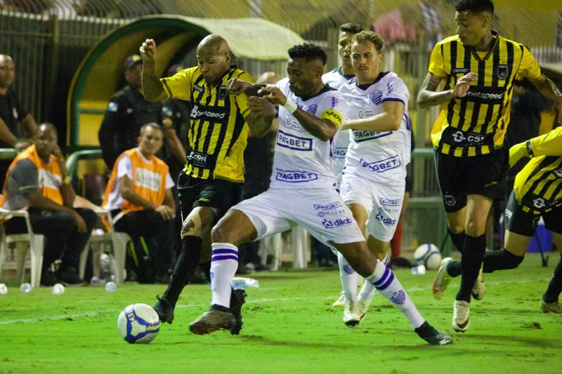 No Estádio Raulino de Oliveira, Azulão voltou a ter falhas defensivas e conheceu sua quarta derrota nesta Série C do Brasileirão