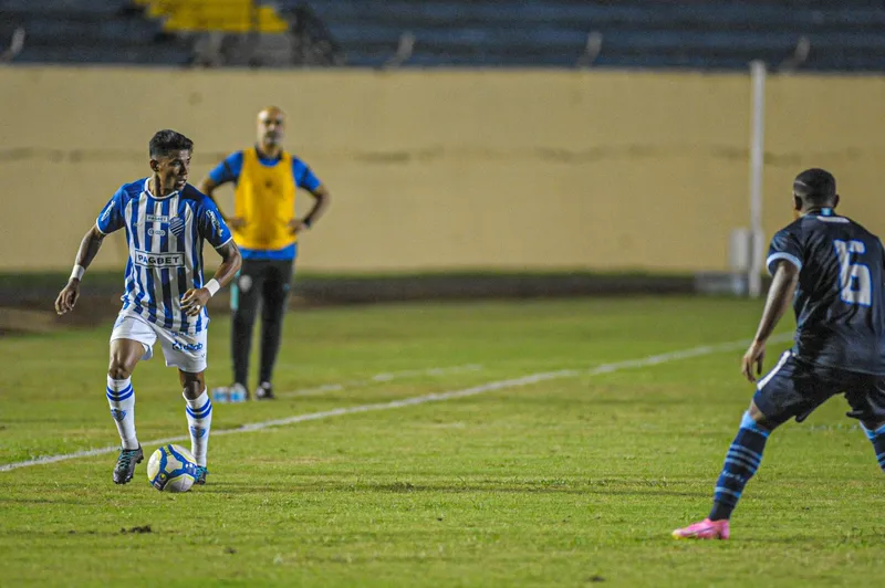 Time azulino chegou a ficar à frente no placar, por duas vezes, mas o Londrina conseguiu o empate, em jogo na noite dessa segunda-feira (6), por 2 a 2, no Estádio do Café, em Londrina-PR