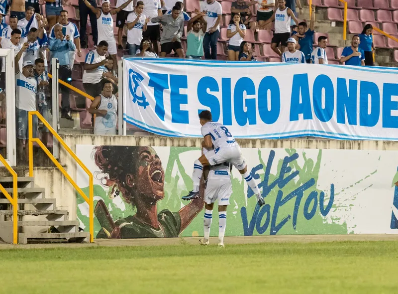 Ao lado da torcida, atacante Tiago Marques comemora gol que deu a primeira vitória na Terceirona para o time azulino