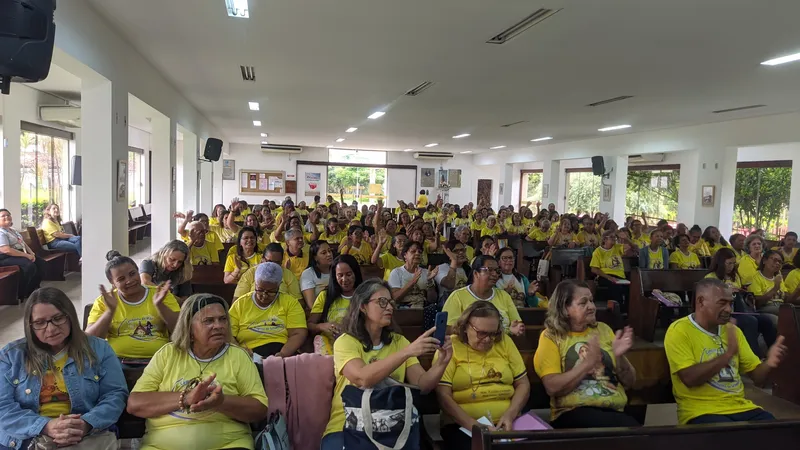 Encontro na matriz da Paróquia Nossa Senhora de Lourdes teve a participação de 150 coordenadores e missionários da Mãe Rainha