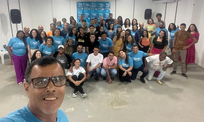 Pastor José Benedito faz selfie com pastores, promotores locais e mobilizadores da JMN, durante treinamento no acampamento