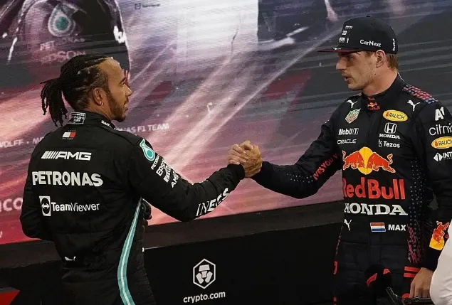Lewis Hamilton e Max Verstappen se cumprimentam após o GP de Abu Dhabi de 2021