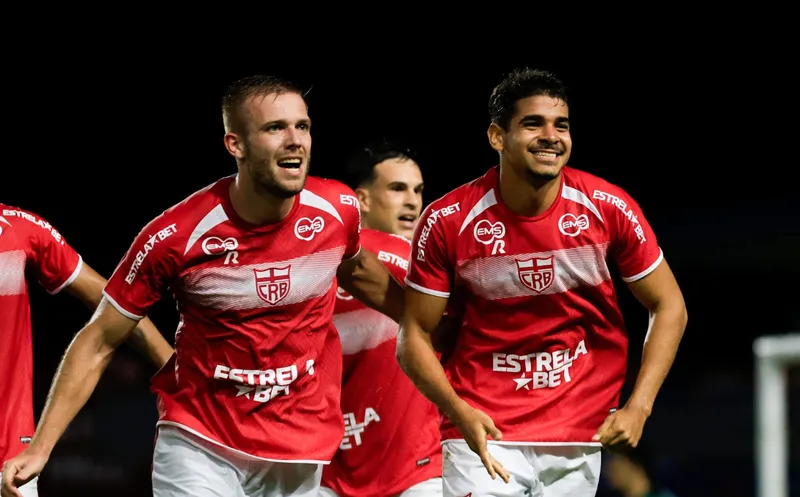 João Neto (à direita) comemora o gol que fez para o Galo, no finalzinho da segunda etapa
