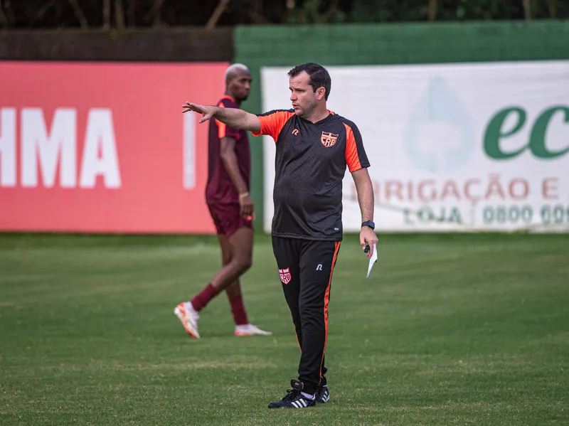 Vencedor à frente do CRB, Daniel Paulista, 42 anos, diz que momento é de muita felicidade, por tudo o que tem acontecido, mas que continua com o pé no chão: “É um trabalho coletivo, de todos os departamentos”