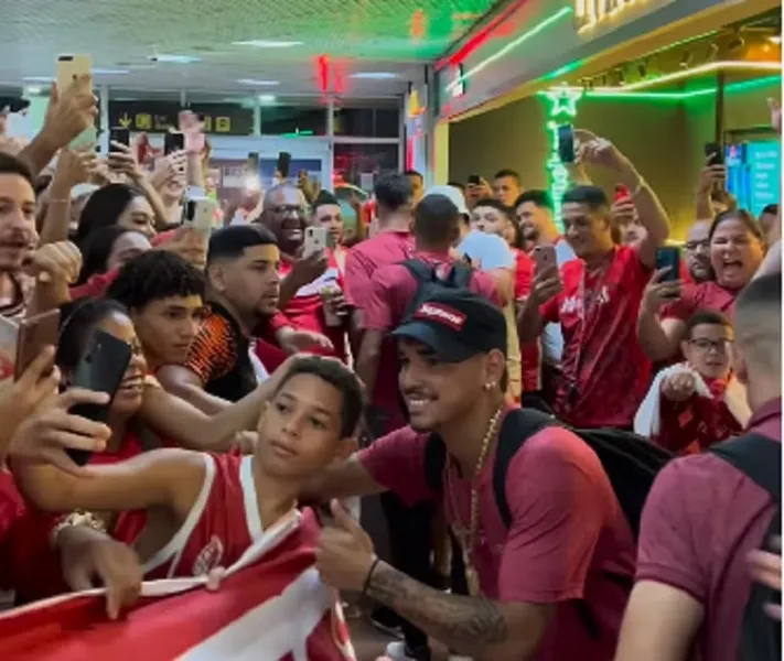 Torcedores do CRB fizeram a festa no aeroporto, com elenco regatiano, e tiraram fotos com atletas