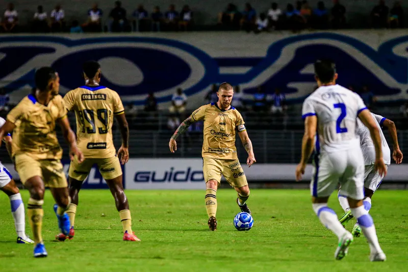 CSA e Confiança durante disputa pelo Brasileiro da Série C de 2023, no Rei Pelé; nesta quinta (27), as duas equipes vão se reencontrar, mas no Batistão, na capital sergipana, a partir das 20 horas