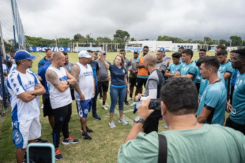 Torcedores do CSA foram ao CT Gustavo Paiva e conversaram com a presidente Mírian Monte