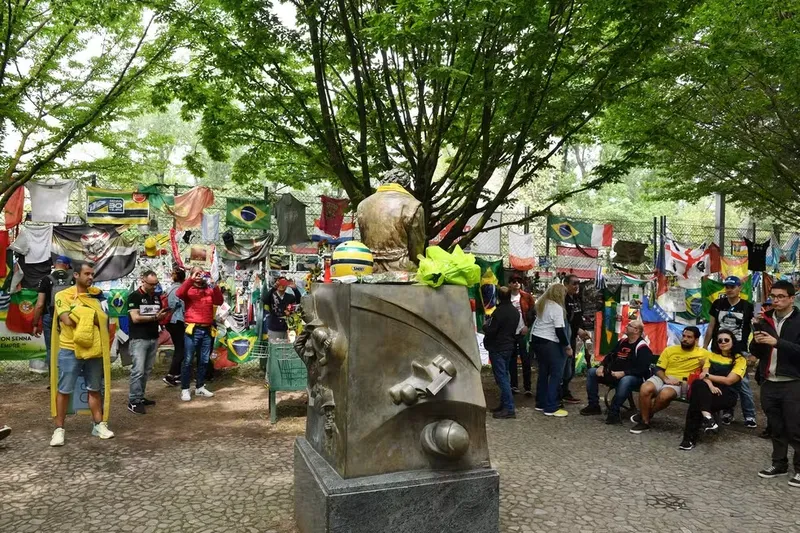 Fãs fazem homenagens a Ayrton Senna em frente à estátua do piloto no Parco delle Acque Minerale