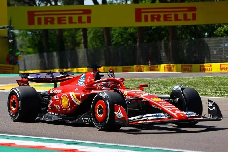 Charles Leclerc, da Ferrari, liderou os dois primeiros treinos livres em Ímola e buscará pole position neste sábado (18)