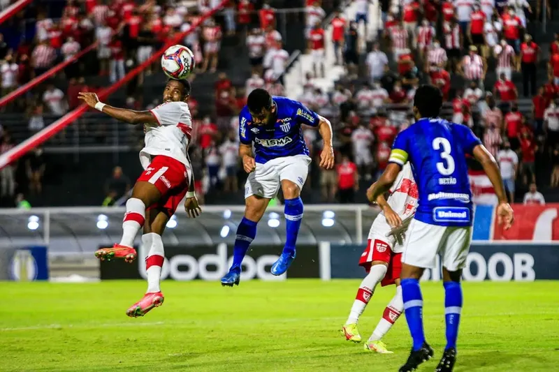 Galo de Campina terá desafio duro contra o Avaí, atuando na Ressacada, em Florianópolis-SC