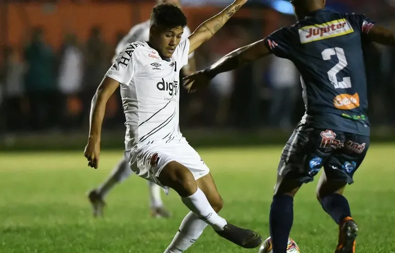Atacante Kleiton durante seu momento em campo, ainda quando jogava defendendo as cores do Athletico-PR