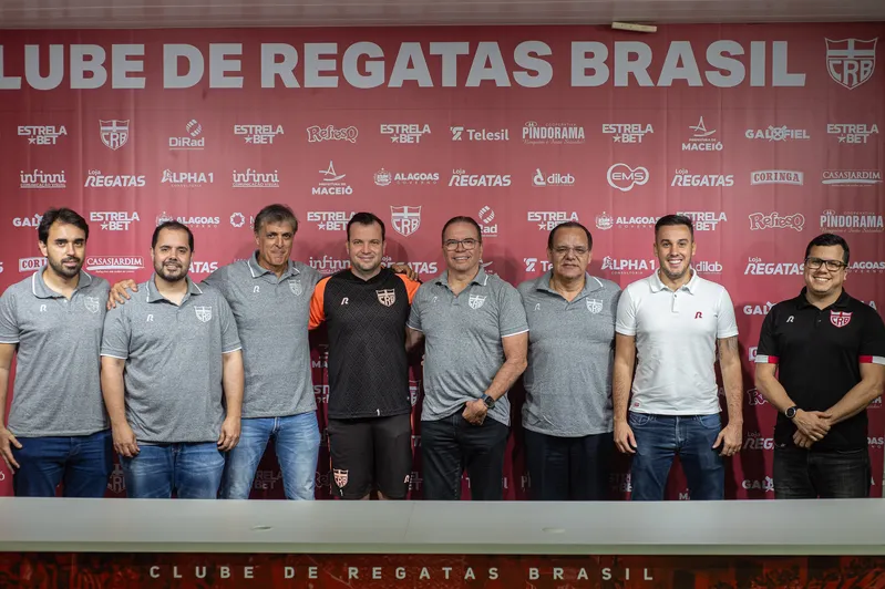 Mário Marroquim (3º à esquerda) e demais dirigentes do CRB, com o técnico Daniel Paulista: agradecimentos ao elenco