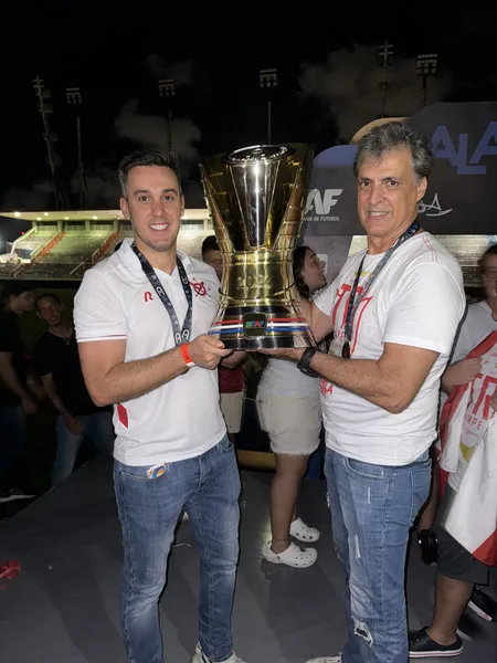Mário Marroquim com Thiago Paes e a taça de campeão alagoano 2024