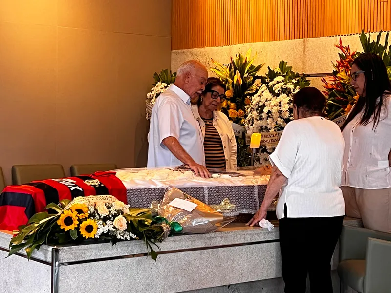 Amigos e familiares foram se despedir do cronista esportivo Arivaldo Maia, da Rádio Gazeta