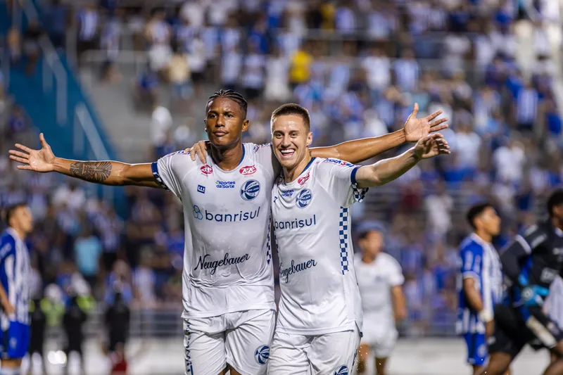 Mesmo com apoio incansável do torcedor, Azulão sofre gol de Gabriel Mobeck no fim da partida e não consegue triunfo em duelo direto contra queda para a Série D