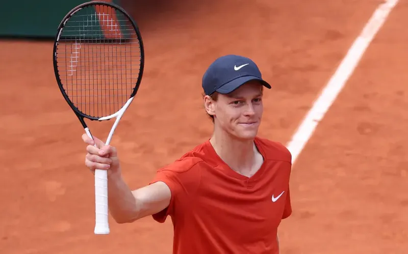 Italiano Jannik Sinner comemora sua vitória em Roland Garros