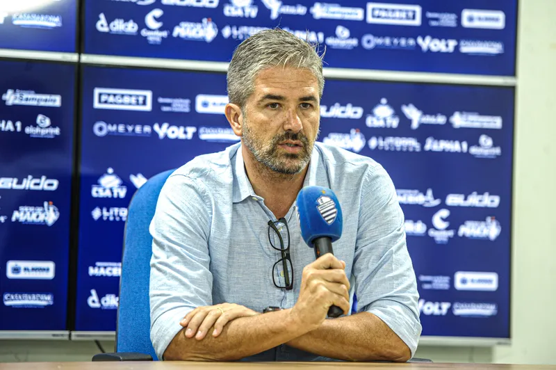 Dirigente Rodrigo Pastana negou que as situações políticas do clube azulino têm interferido na equipe dentro de campo