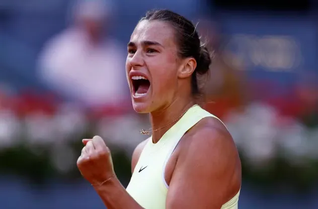 Aryna Sabalenka comemora ponto diante de Iga Swiatek na final do Masters 1000 de Madrid