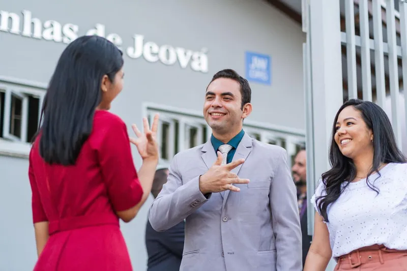 Grupos se reúnem semanalmente para estudar a Bíblia e compartilhar, em Libras, informações úteis para a vida diária