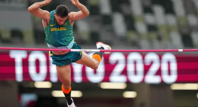No salto com vara, brasileiro Thiago Braz ganhou o ouro, na Rio 2016, e o bronze, em Tóquio 2020