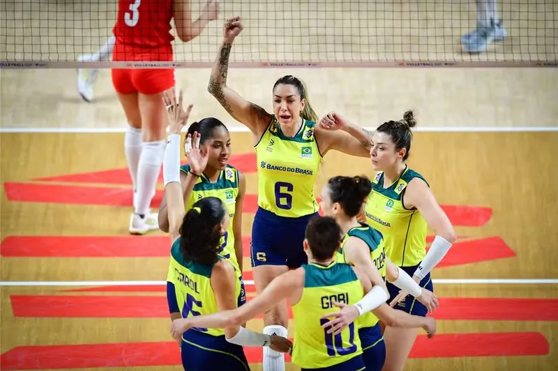 Brasileiras comemoram ponto contra a Turquia, na Liga das Nações feminina de vôlei