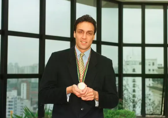 Pampa exibindo sua medalha olímpica, em julho de 1999