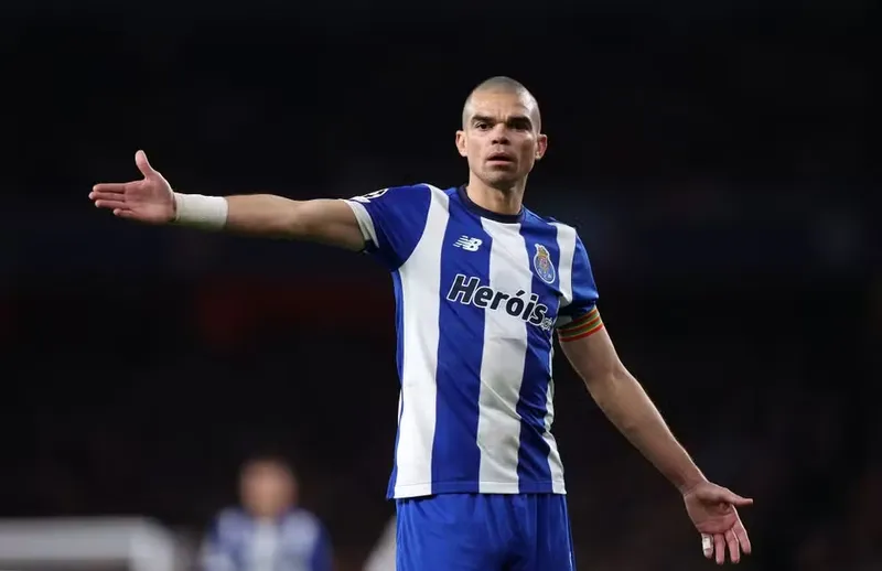 Pepe, do Porto, em ação contra o Arsenal, nas oitavas da Champions League